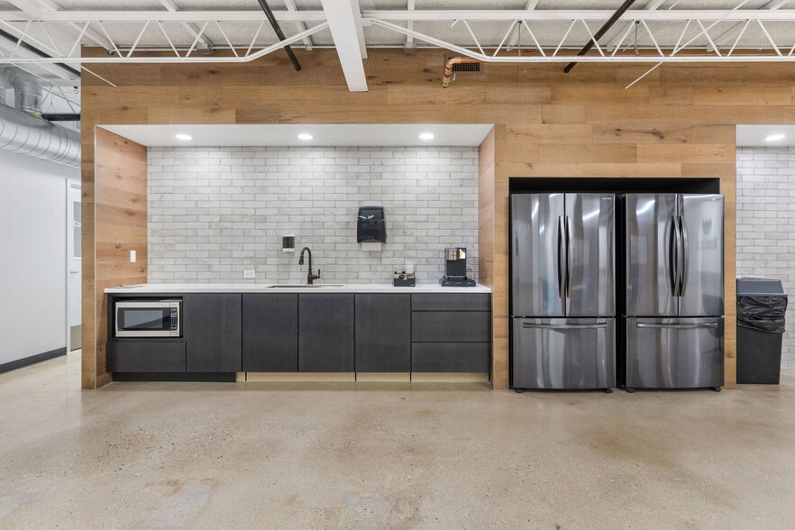 More Photos Of 301 W Hintz Rd, Wheeling Warehouse For Lease