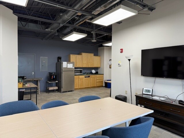 More Photos Of 856 Hercules Dr, Colchester Warehouse For Lease