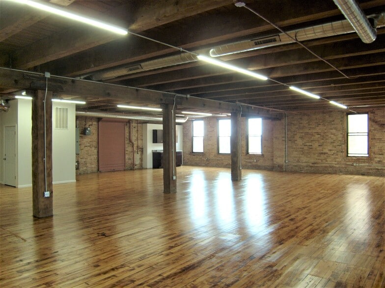 More Photos Of 346 N Justine St, Chicago Light Distribution For Lease
