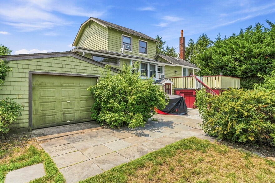 More Photos Of 127 Inlet Rd W, Hampton Bays Hospitality For Sale