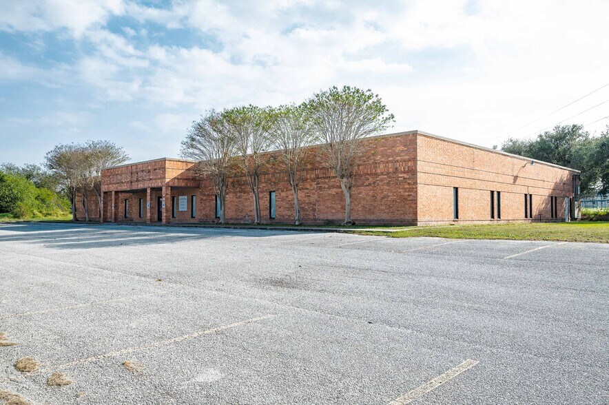 More Photos Of 1800 S Washington St, Beeville Office For Sale