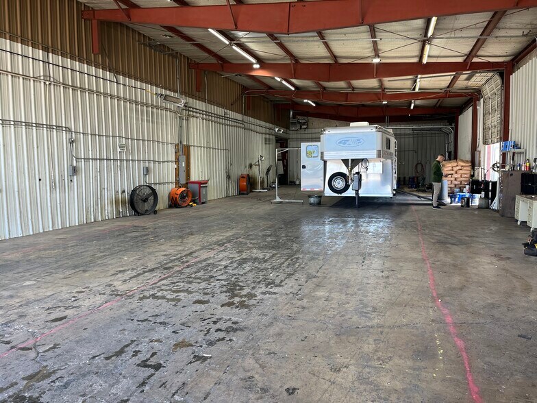 More Photos Of 702 Overhead Dr, Oklahoma City Warehouse For Sale