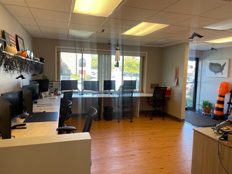 More Photos Of 1539 Bourbon Pky, Streamwood Warehouse For Sale