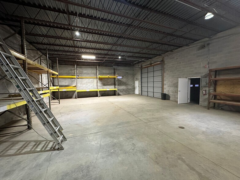 More Photos Of 240 Mohawk Ave, Schenectady Auto Repair For Lease