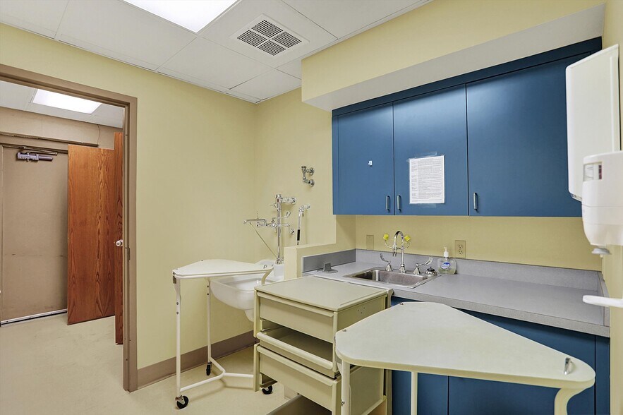 More Photos Of 711 W Gardner Dr, Marion Medical For Sale