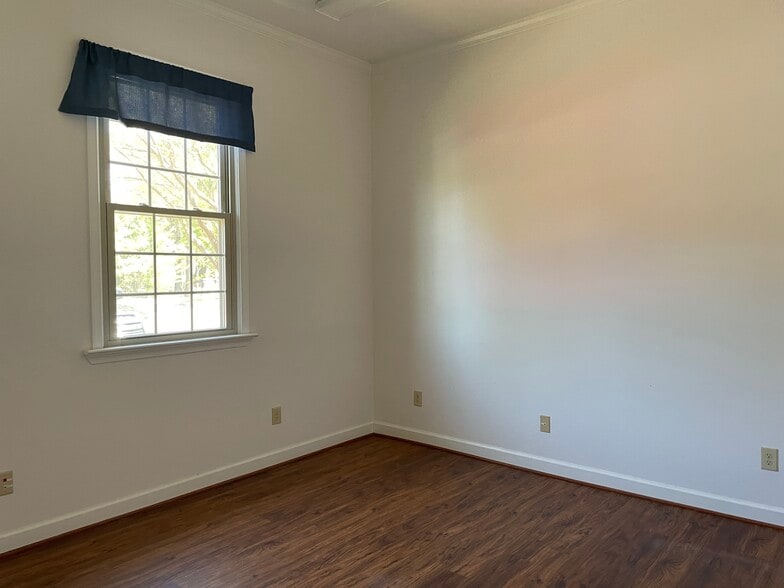 More Photos Of 8979 Pocahontas Trl, Williamsburg Light Distribution For Lease