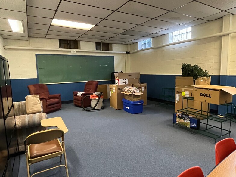 More Photos Of 8400 Park Ave, Allen Park Religious Facility For Lease