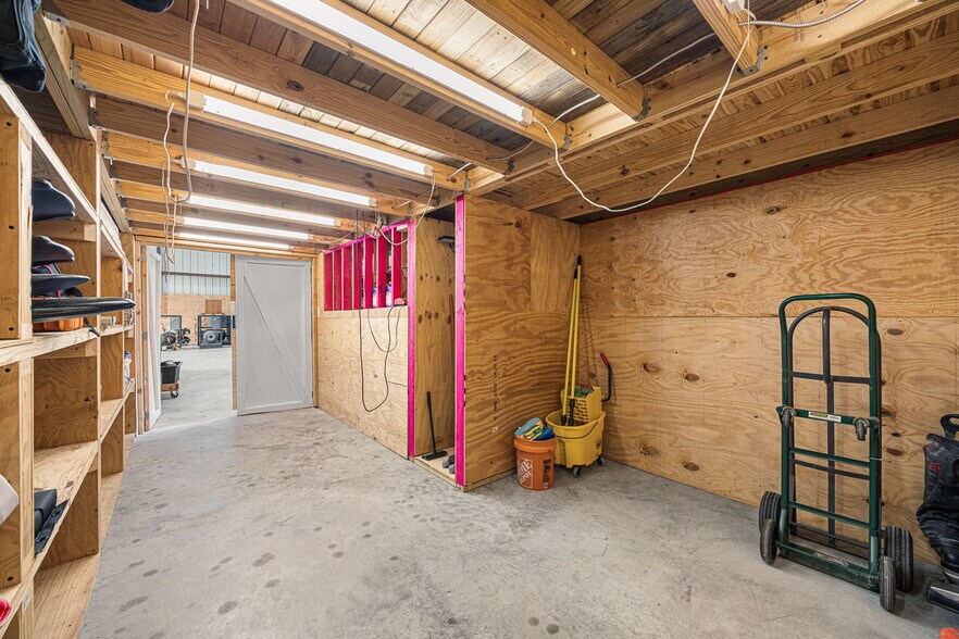 More Photos Of 15002 Bj Dusek Rd, Wallis Flex For Sale