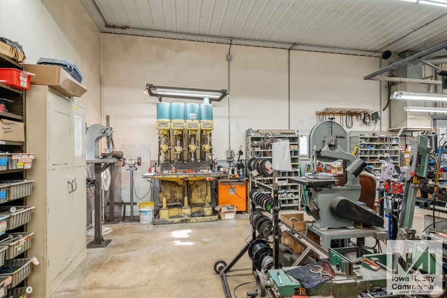 More Photos Of 1105 Hawkeye Dr, Hiawatha Industrial For Lease