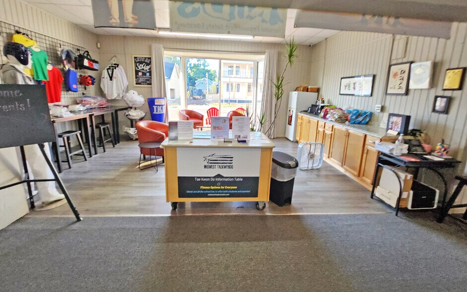 More Photos Of 584 W Ann Arbor Trl, Plymouth Freestanding For Lease