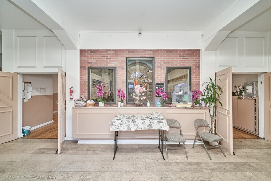 More Photos Of 5454 Virginia Ave, Los Angeles Showroom For Lease