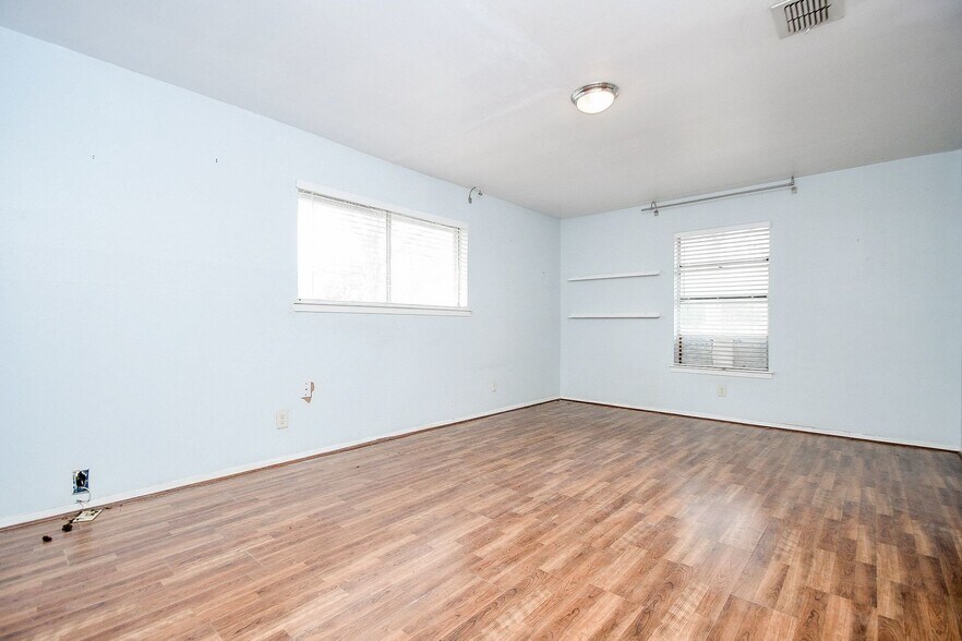More Photos Of 11602 Dover St, Houston Flex For Lease