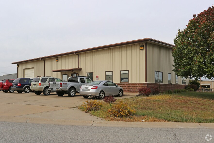 More Photos Of 6214 NW Kelly Dr, Parkville Flex For Lease