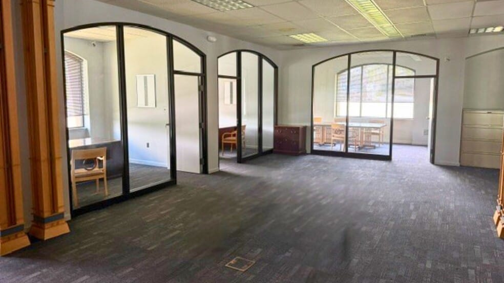 More Photos Of 1995 Brookside Rd, Macungie Bank For Lease