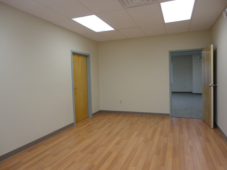 More Photos Of 200 Mountain Rd, Farmington Office For Lease