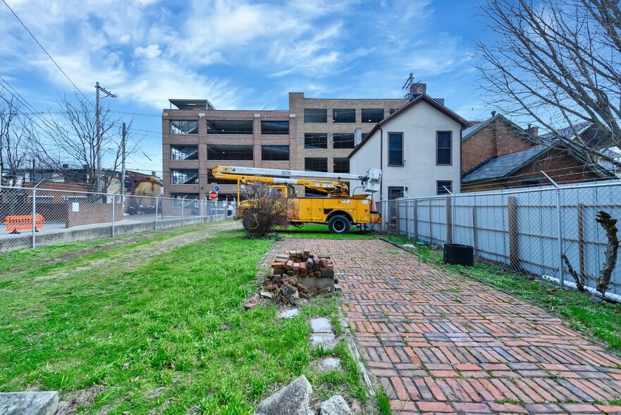 More Photos Of 726-728 N High St, Columbus Storefront Retail Residential For Lease