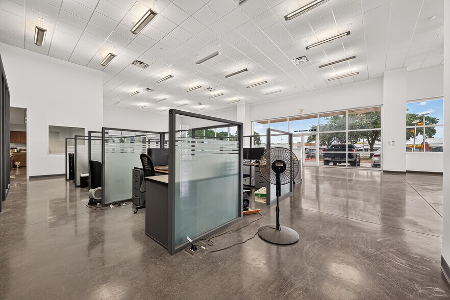 More Photos Of 15135 Bellaire Blvd, Houston Warehouse For Lease