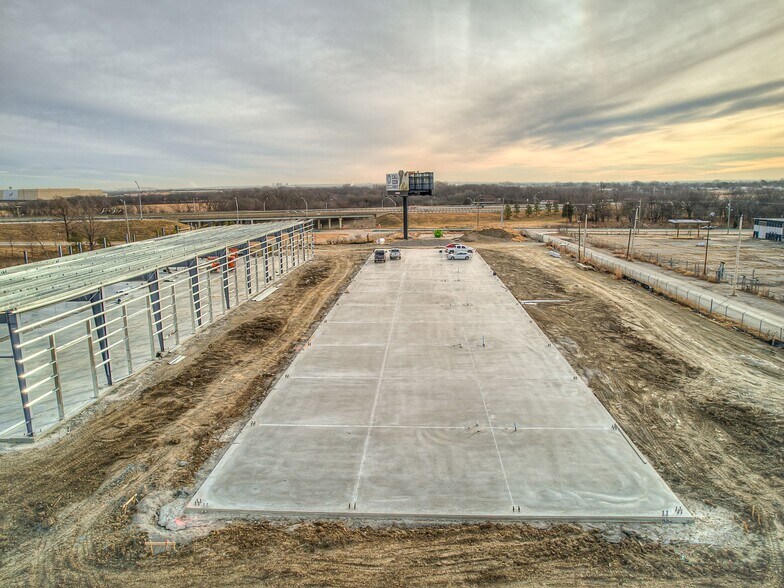 More Photos Of 1700 Memorial Dr, Tulsa Flex For Lease