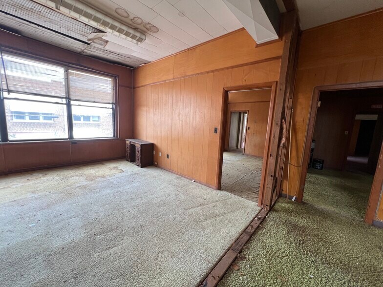 More Photos Of 305 W Market St, Greenwood Office Residential For Sale
