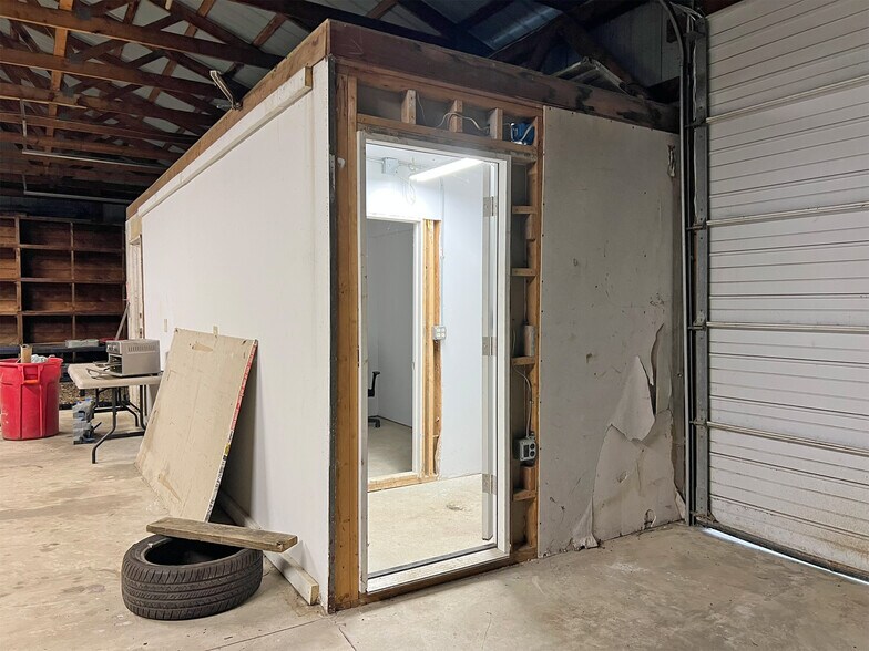 More Photos Of 2010 Schaper Ave, Erie Warehouse For Sale