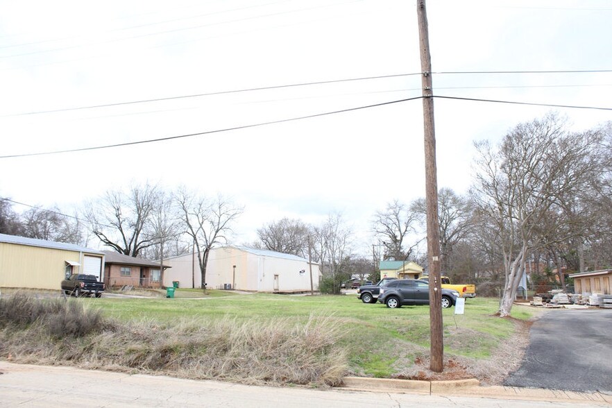 More Photos Of 919 W Debard St, Palestine Land For Lease