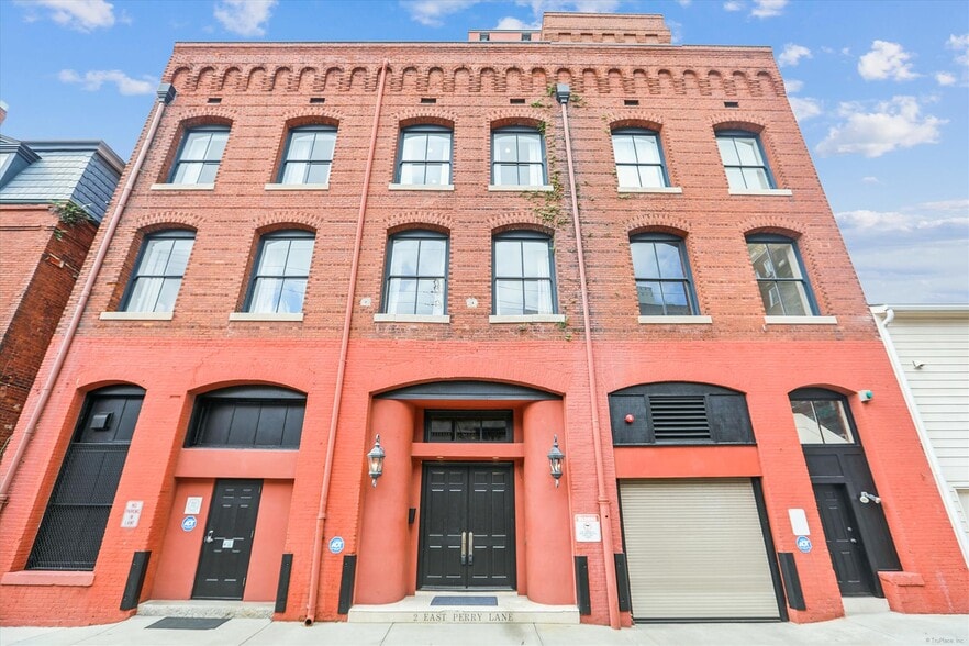 More Photos Of 2 E Perry Ln, Savannah Storefront For Sale