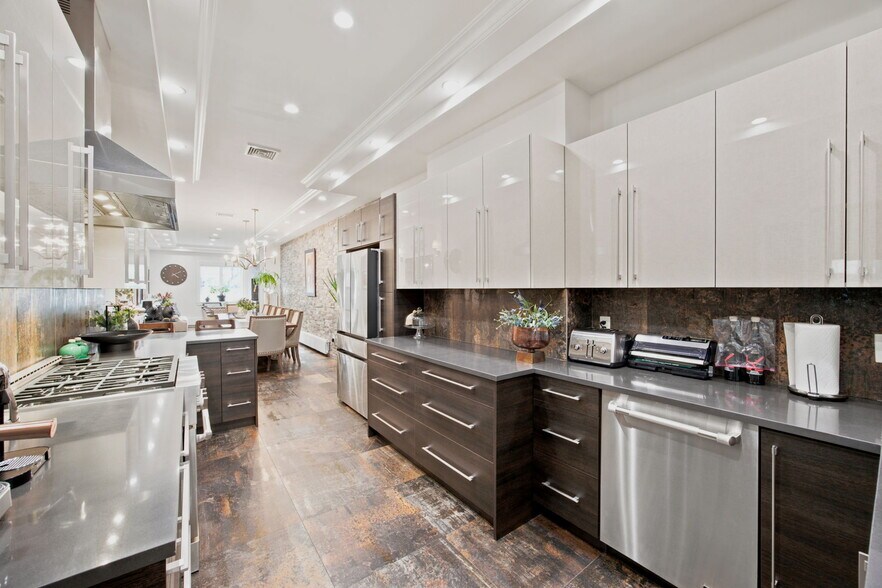 More Photos Of 332 Manhattan Ave, Brooklyn Apartments For Sale