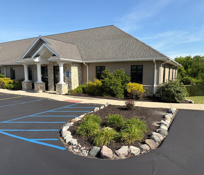 More Photos Of 402-404 S Scott Rd, Fort Wayne Showroom For Sale