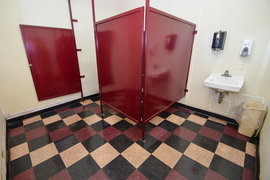 More Photos Of 111 Main St, Roscoe Bar For Sale