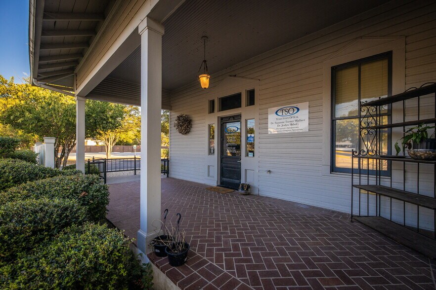 More Photos Of 515 E Court St, Seguin Office Residential For Lease