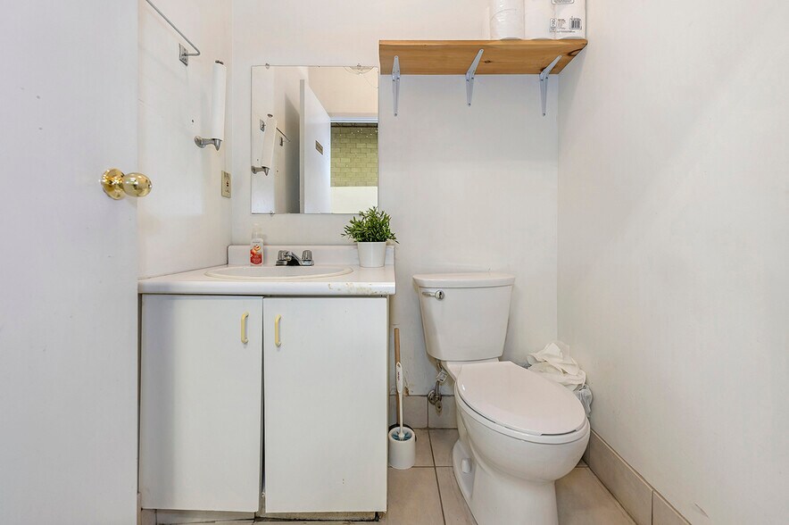 More Photos Of 5775 Atlantic Dr, Mississauga Distribution For Sale