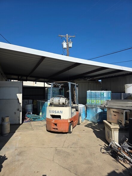 More Photos Of 104 S Rogers Rd, Irving Flex For Sale