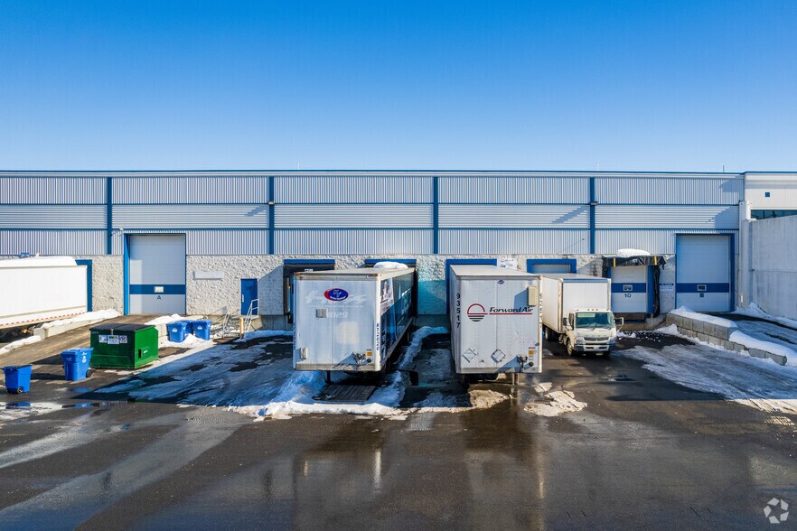 More Photos Of 100-190 Av Voyageur, Pointe-claire Manufacturing For Lease