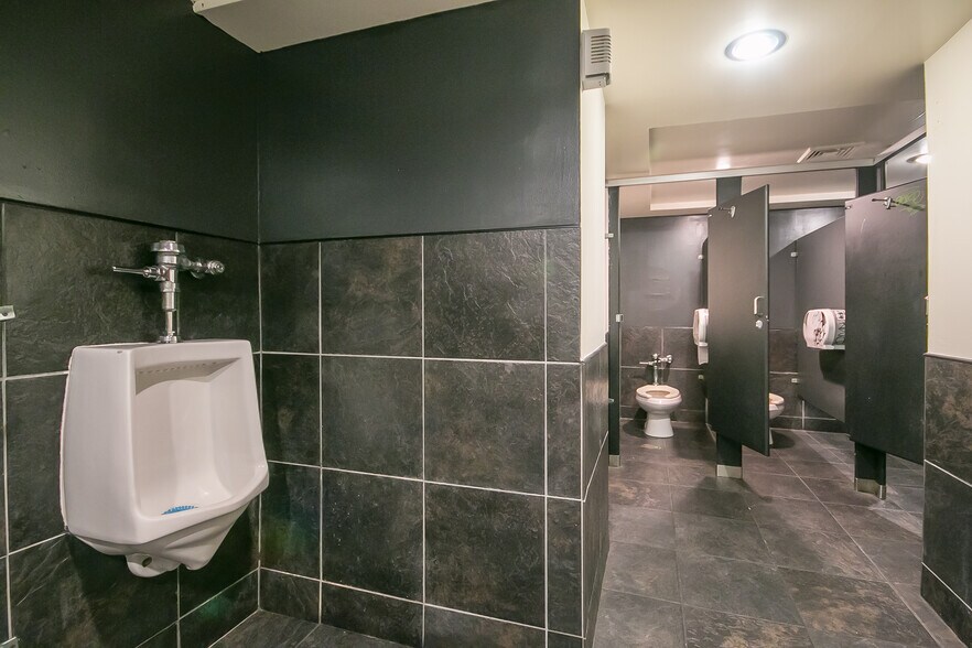 More Photos Of 1111-1113 Walnut St, Philadelphia Storefront For Sale