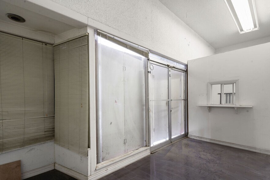 More Photos Of 919 N Chester Ave, Bakersfield Storefront Retail Office For Sale