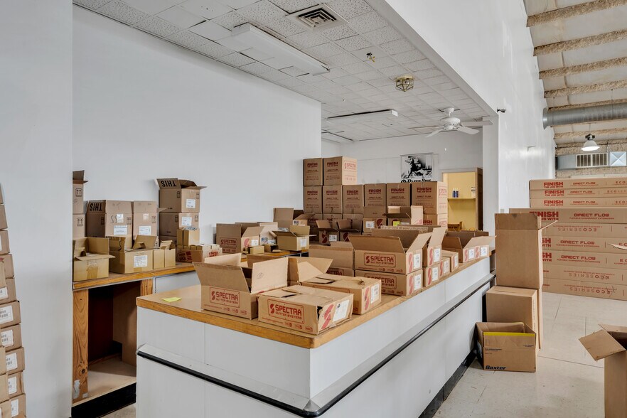 More Photos Of 25 Woodbury Hwy, Manchester Freestanding For Lease