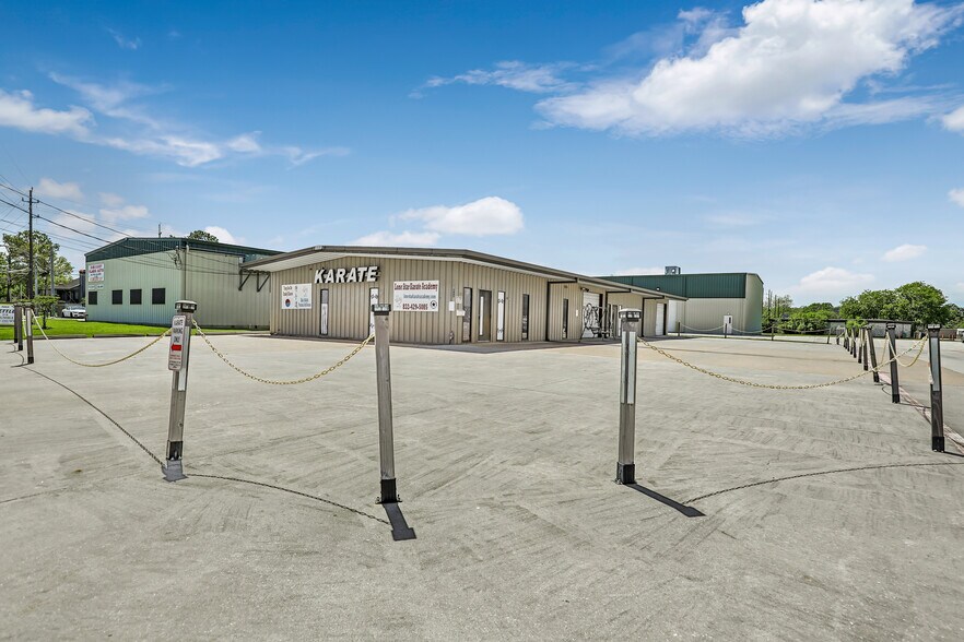 More Photos Of 411 S Houston Ave, Humble Warehouse For Sale