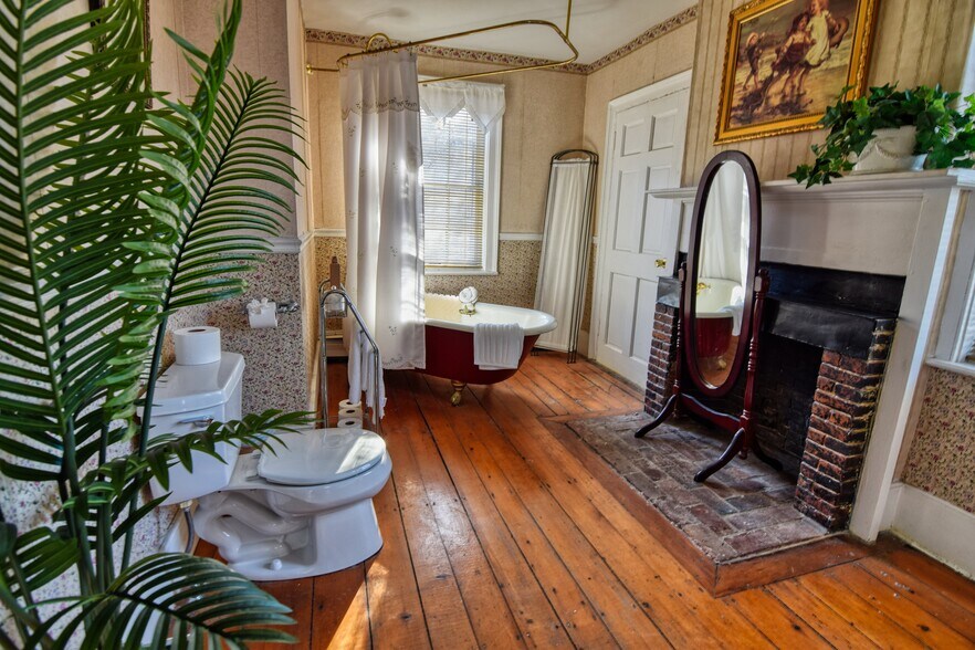 More Photos Of 27 Route 25, Plymouth Hospitality For Sale