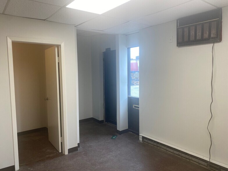More Photos Of 65 Brook Ave, Deer Park Warehouse For Lease