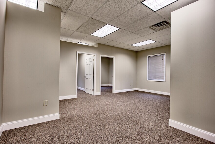 More Photos Of 3 Club Centre Ct, Edwardsville Office For Lease