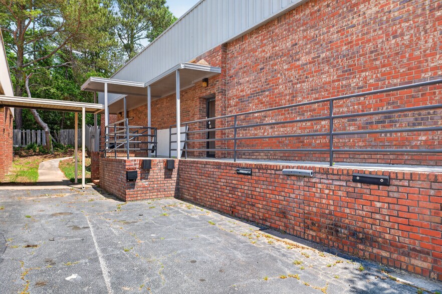 More Photos Of 3005 Lenora Church Rd, Snellville Office For Sale