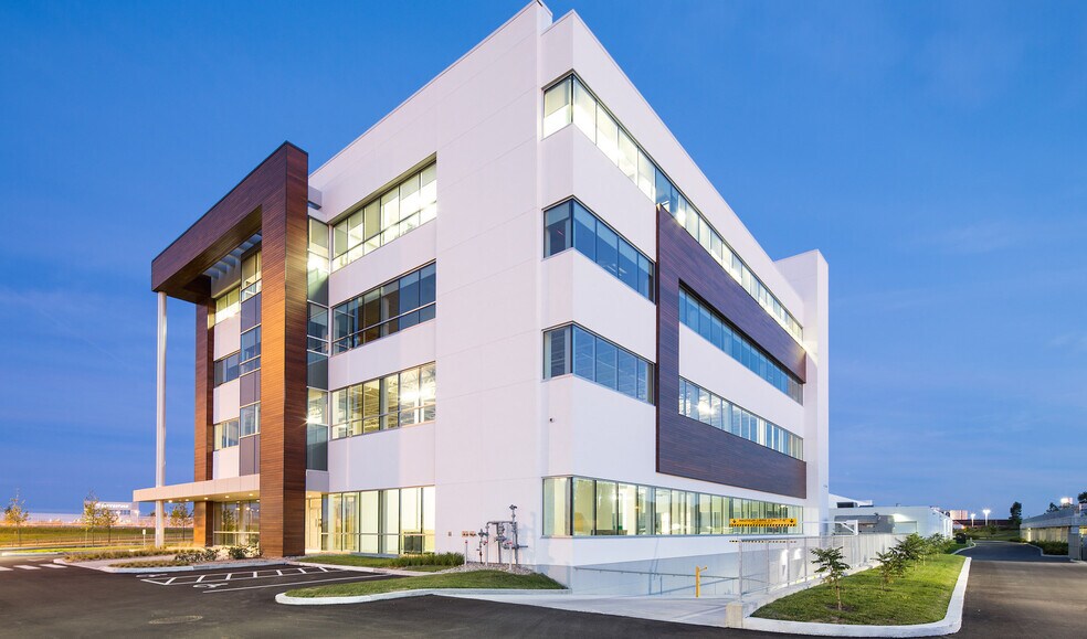 More Photos Of 1950 Rue Maurice-Gauvin, Laval Office For Lease