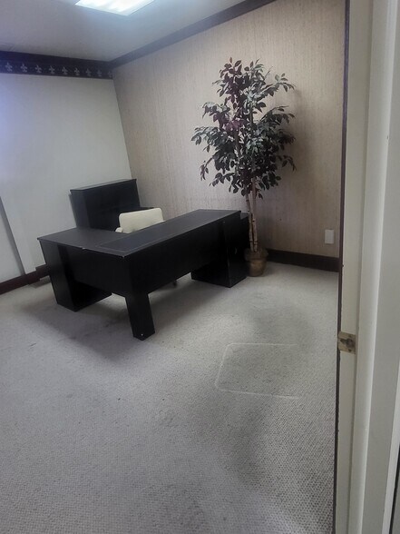 More Photos Of 1090 W Huron St, Waterford Medical For Sale
