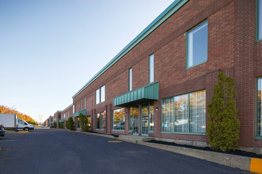 More Photos Of 874-896 Rue Jean-Neveu, Longueuil Warehouse For Lease