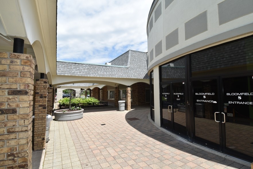 More Photos Of 836 Park Ave, Bloomfield General Retail For Lease