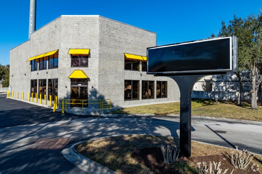 More Photos Of 8904 Regents Park Dr, Tampa Freestanding For Lease