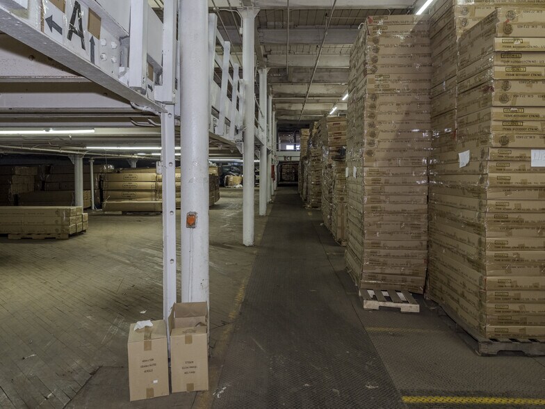 More Photos Of 39 Meade St, Trenton Distribution For Sale