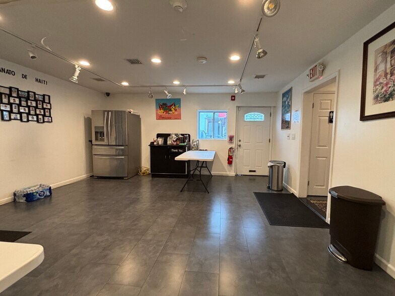 More Photos Of 292-294 Medford Ave, Patchogue Office For Lease