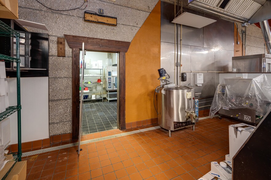 More Photos Of 702 Mall Blvd, Brunswick Supermarket For Sale