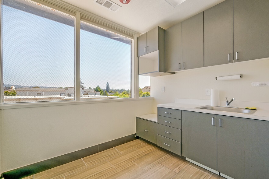 More Photos Of 21297 Foothill Blvd, Hayward Medical For Lease